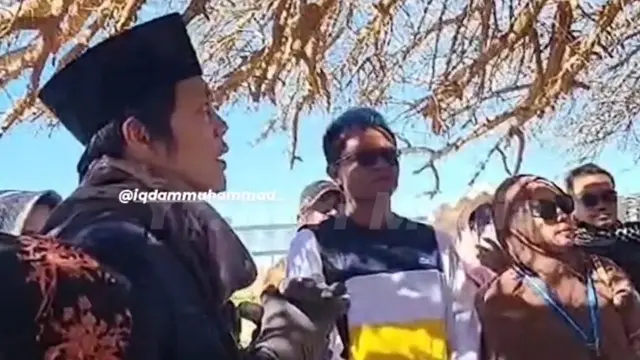 Gus Iqdam dan Jemaah ST Nyell di bawah pohon sahabi (SS: YT ABRI Media)
