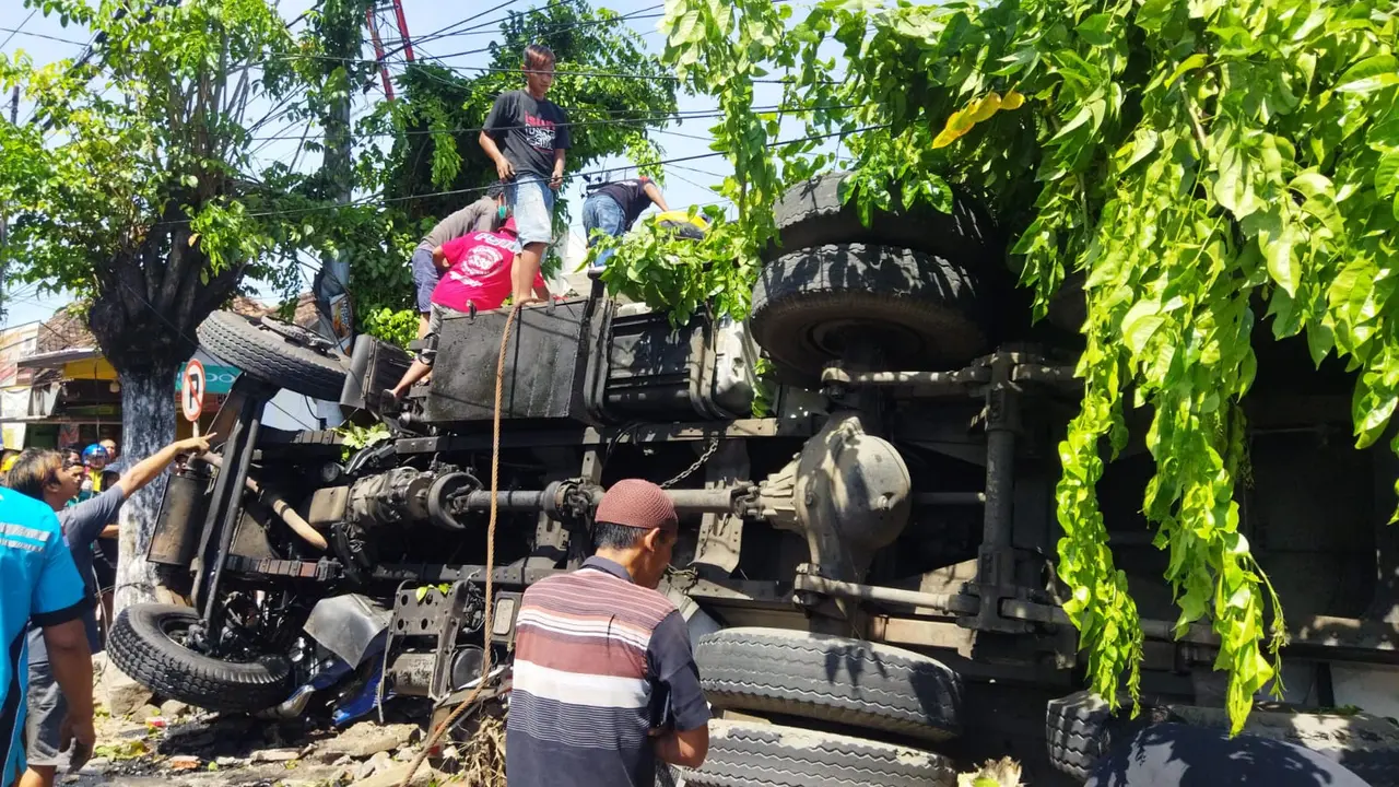Truk Fuso terguling di Banyuwangi tewaskan 4 orang. (Hermawan/Liputan6.com)