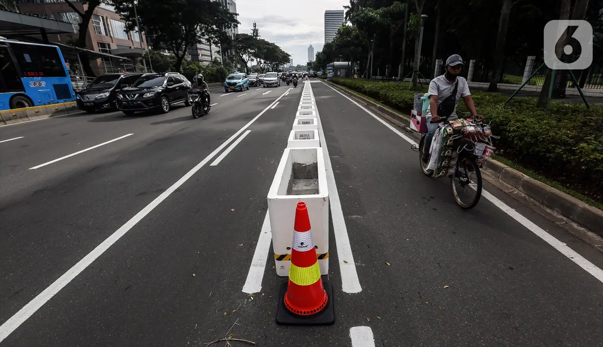 Pembatas jalur sepeda permanen di jalan Sudirman, Jakarta, Rabu (24/2/2021). Pemprov DKI Jakarta mulai mempermanenkan jalur sepeda di Jalan Sudirman - Thamrin, Jakarta Pusat. (Liputan6.com/Johan Tallo)