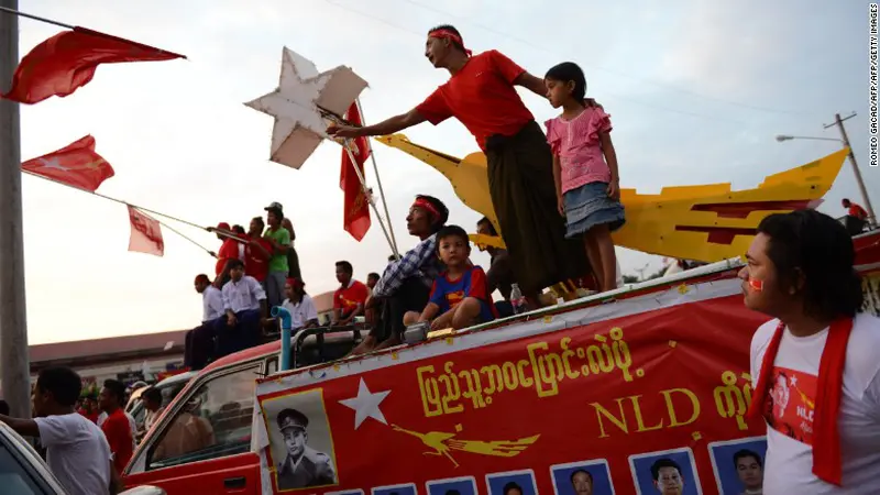 'Pendekar Berpisau' Serang Pawai Oposisi Myanmar