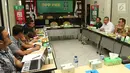 Suasana pertemuan Bendahara umum Partai Kebangkitan Bangsa (PKB), Eko Putro Sanjoyo dan Tim Satgas Politik KPK di DPP PKB, Jakarta, Selasa (12/3). Dalam kunjungannya Satgas KPK berdiskusi soal perbaikan pendanaan partai politik. (Liputan6.com/Johan Tallo)