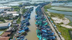 Pemandangan udara menunjukkan kapal-kapal nelayan berlabuh di Pelabuhan Juwana, Jawa Tengah, Rabu 6 Mei 2026. Kenaikan harga Bahan Bakar Minyak (BBM) diesel nonsubsidi (solar industri) per 4 Mei 2026, menyebabkan ribuan nelayan, khususnya di wilayah Pantura (Indramayu dan Pati), tidak dapat melaut. (Devi RAHMAN/AFP)