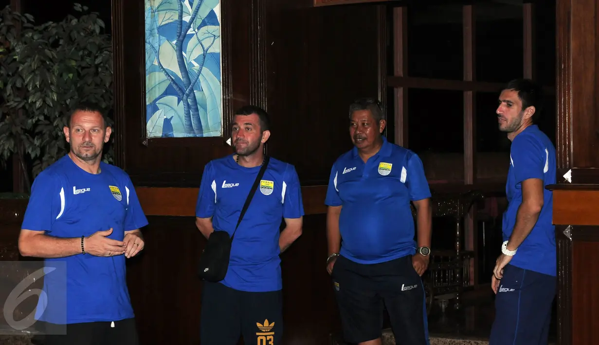 Pelatih Persib, Dejan Antonic (kiri) bersama official dan pemain bersiap rapat usai makan malam di hotel Tyara Plaza, Ciamis. Sabtu (9/4/2016). Persib akan melakoni laga segitiga melawan PSGC Ciamis, Minggu (10/4). (Liputan6.com/Helmi Fithriansyah)