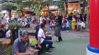 Pengunjung Dufan merokok sembarangan. (Ady Anugrahadi)