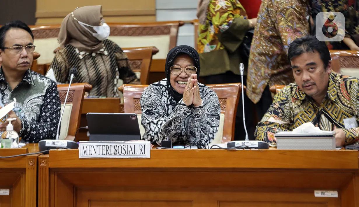 Menteri Sosial Tri Rismaharini hadir dalam rapat kerja dengan Komisi VIII DPR di Kompleks Parlemen, Senayan, Jakarta, Selasa (28/3/2023). (Liputan6.com/Faizal Fanani)