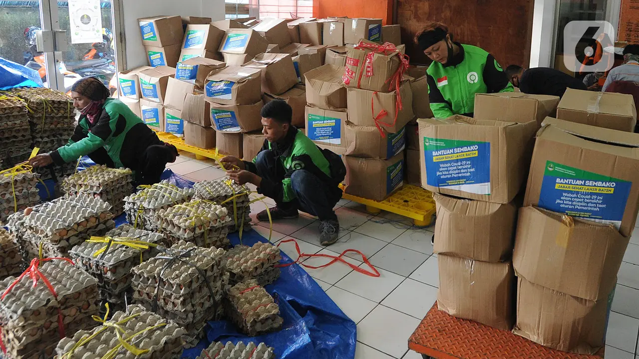 FOTO: Pemprov Jabar Salurkan Bantuan untuk Warga Terdampak COVID-19