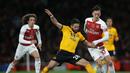 Aksi Mesut Ozil saat berduel dengan pemain Wolverhampton pada laga lanjutan Premier League, yang berlangsung Minggu (11/11) di stadion Emirates. Arsenal ditahan imbang Wolverhampton 1-1. (AFP/Daniel Olivas)