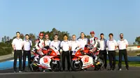 Andi Gilang (motor sebelah kiri) foto bersama kru tim Honda Team Asia. (Istimewa)