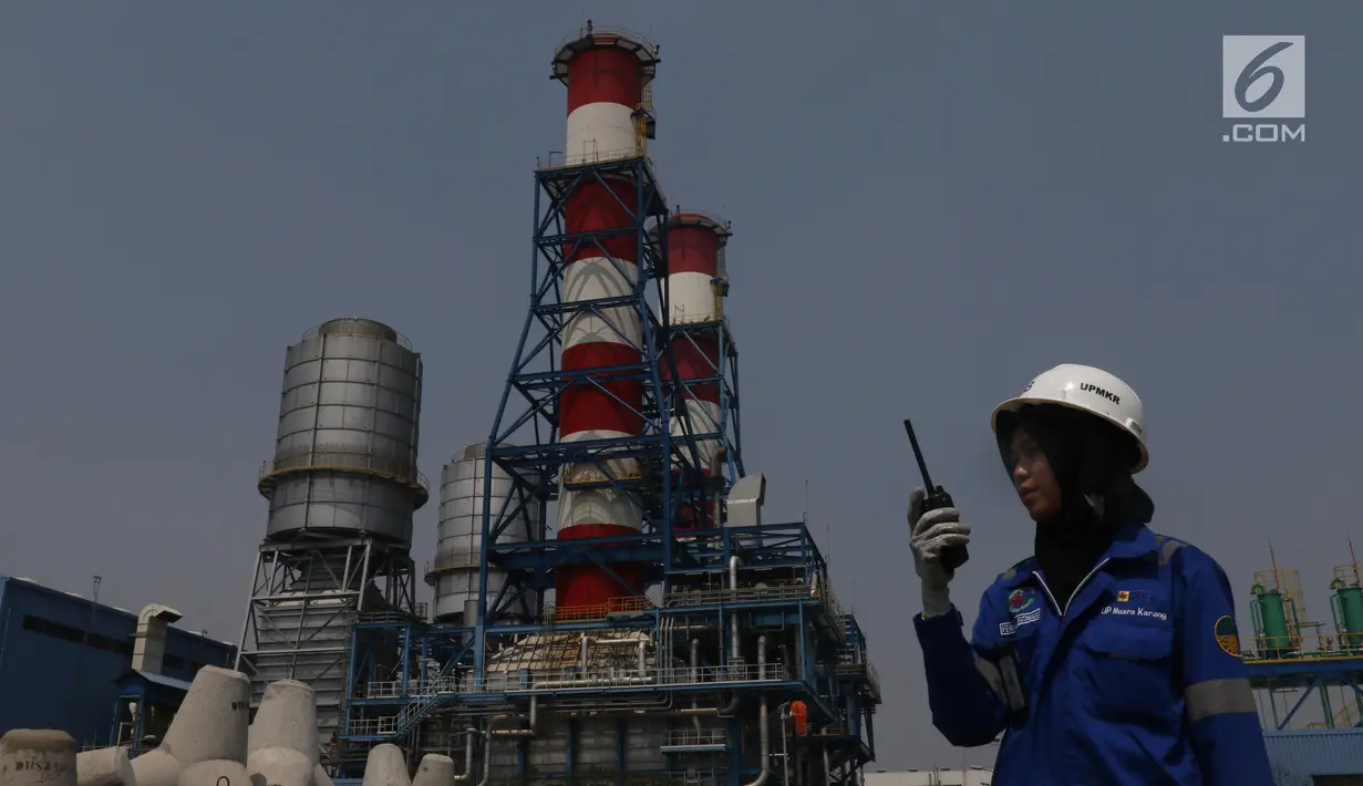 Petugas melakukan pengecekan di Unit Pembangkitan Muara Karang, Jakarta, Rabu (31/7/2019). Setiap tahunn UP Muara Karang berhasil membangkitkan energi listrik rata-rata 7.900 GWh yang disalurkan melalui Saluran Udara Tegangan Tinggi 150 kV ke sistem interkoneksi Jawa Bali (Liputan6.com/Angga Yuniar)