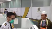 Jemaah haji tengah menjalani pemeriksaan imigrasi di Bandara Soetta. (Liputan6.com/Pramita Tristiawati)