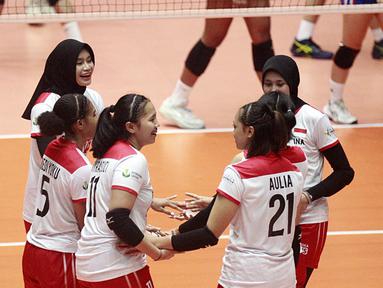 Selebrasi Timnas putri Indonesia setelah mengalahkan Filipina dengan skor 3-0 (25-17, 25-20, 25-10) pada babak penyisihan grup A Kejuaraan Bola Voli putri AVC Challenge Cup 2023 di GOR Tri Dharma Gresik, Selasa (20/6/2023). (Bola.com/Dok. PBVSI)