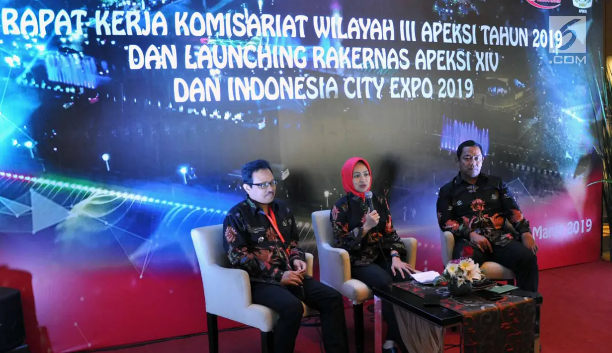 Wali Kota Tangerang Selatan, Airin Rachmi Diany (tengah) memberi penjelasan saat acara Rakerkomwil III APEKSI Tahun 2019 di Hotel PO Paragon Semarang, Jumat (29/3). Pada pertemuan di kota semarang ini , membahas tentang program smartcity untuk indonesia. (Liputan6.com/Gholib)