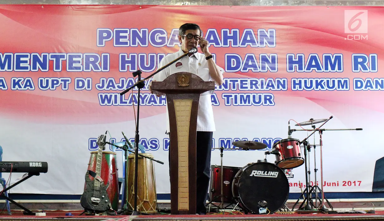Menteri Hukum dan Hak Asasi Manusia (Menkumham) RI, Yasonna Laoly memberi sambutan saat mengunjungi Lapas Klas 1 Malang, Senin (5/6). (Liputan6.com/JohanTallo)