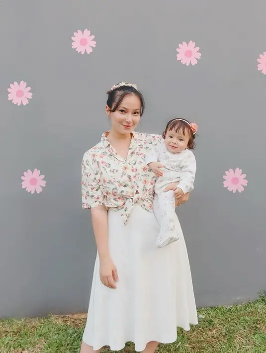 Asmirandah tampil feminin dan chic dengan kemeja cropped motif bunga dan rok satin flare warna putih. [Foto: Instagram @asmirandah89]