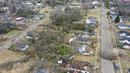 Gambar yang diambil dengan drone ini menunjukkan kerusakan akibat tornado di Selma, Alabama, Amerika Serikat, 13 Januari 2023. Pencarian korban tewas lainnya terus dilakukan. (DroneBase via AP)