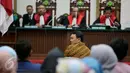 Gubernur DKI Jakarta, Basuki Tjahaja Purnama (Ahok) saat menjalani sidang pembelaan atau pleido kasus dugaan penistaan agama di Gedung Kementerian Pertanian, Jakarta, Selasa (25/4). (Liputan6.com/Kristianto Purnomo/Pool)