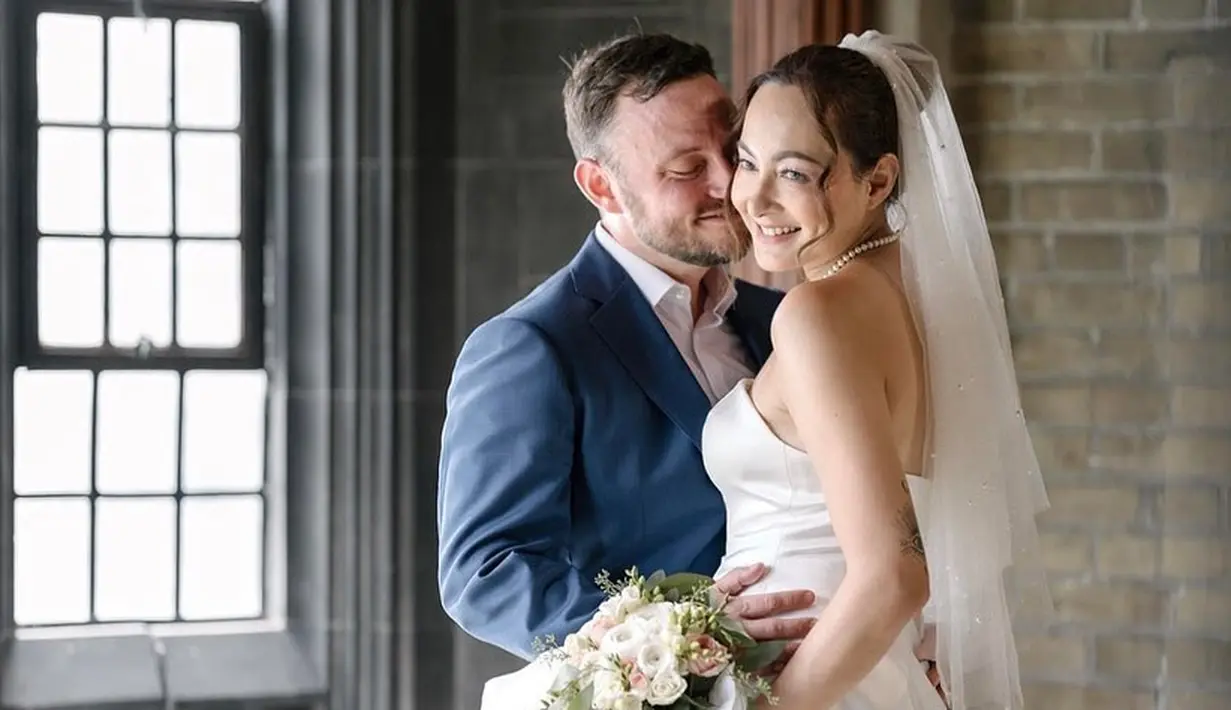 "Pernikahan Dewi Rezer & Ethan Alarmk berlangsung secara intimate di Kanada pada 11 Juli lalu." lanjutnya. [Instagram/thebridestory]