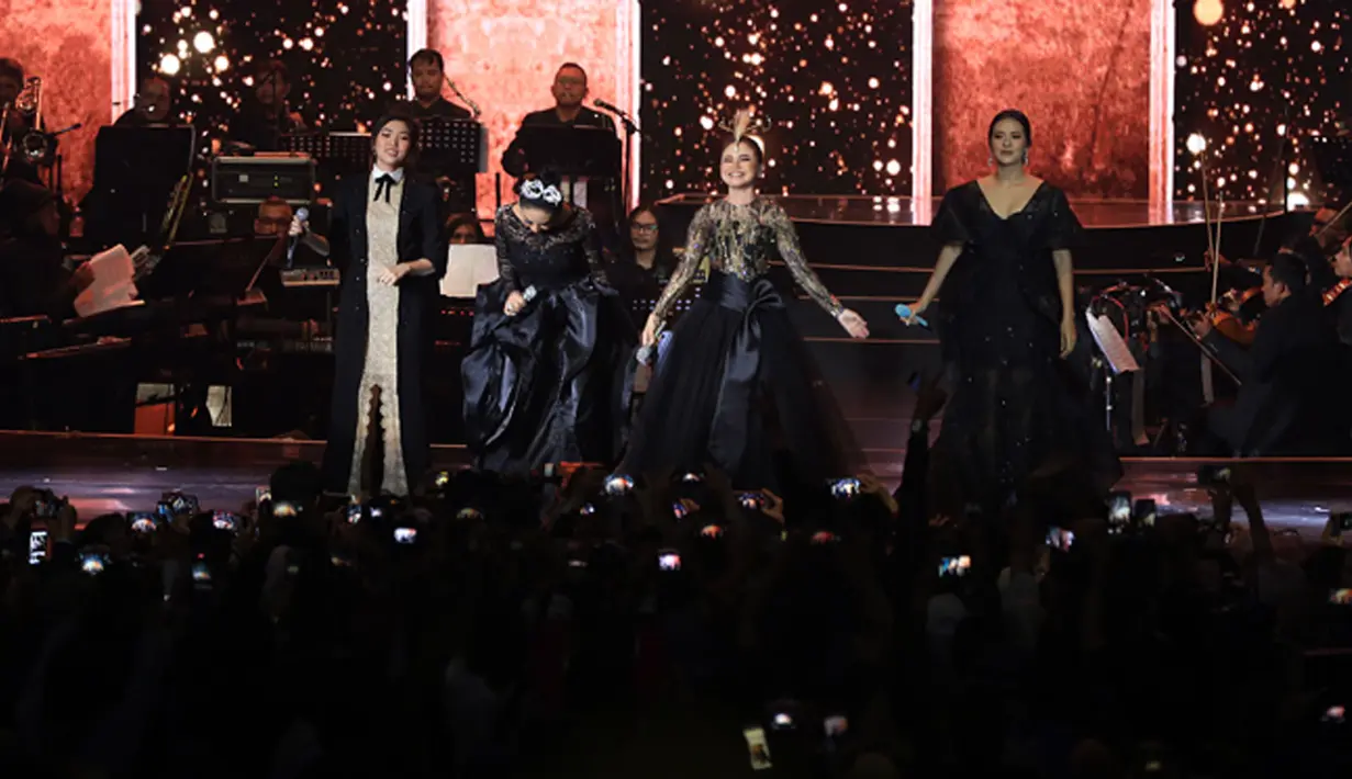 Terharu lantaran lagu tersebut dibawakan oleh empat orang penyanyi papan atas Indonesia. Pada konser Ayat Ayat Cinta, Ocha biasa dipanggil membawakan bersama Krisdayanti, Raisa Andriana dan Isyana Sarasvati. (Deki Prayoga/Bintang.com)