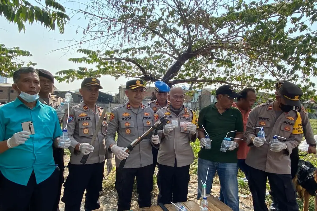 Polisi kembali melakukan penggerebekan di kampung boncos atau kampung yang kerap dikenal dengan sarang narkoba di Kota Bambu Selatan, Jakarta Barat.