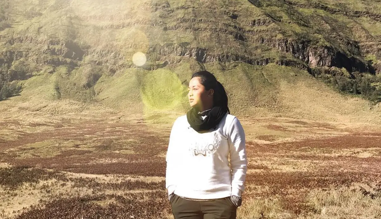 Wanita 29 tahun ini tampil sporty saat menikmati panorama Gunung Bromo. Tak mau kehilangan momen, ia pun mengabadikan momen liburannya.(Liputan6.com/IG/@delliedinda)