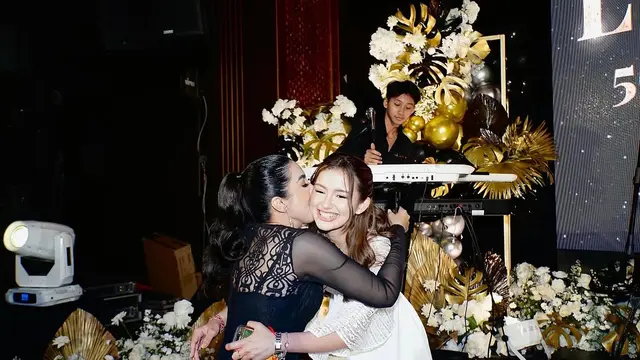 6 Potret Ultah ke-50 Ibunda Sarah Menzel di Bali, Dihadiri Ashanty dan Anang