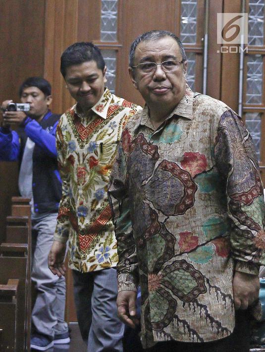 Terdakwa kasus suap pengadaan barang dan jasa di Pemkot Kendari, Asrun bersama anaknya yang juga Wali Kota Kendari nonaktif, Adriatma Dwi Putra bersiap menjalani sidang vonis di Pengadilan Tipikor, Jakarta, Rabu (31/10). Liputan6.com/Herman Zakharia)