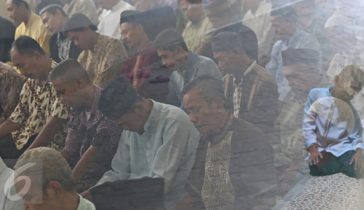 Warga melaksanakan Salat Jumat di ruang kelas PAUD Rusun Muara Baru, Jakarta Utara, Jumat (6/11/2015). Walaupun dengan kondisi seadanya, Warga tetap khusyuk melaksanakan salat. (Liputan6.com/Immanuel Antonius)