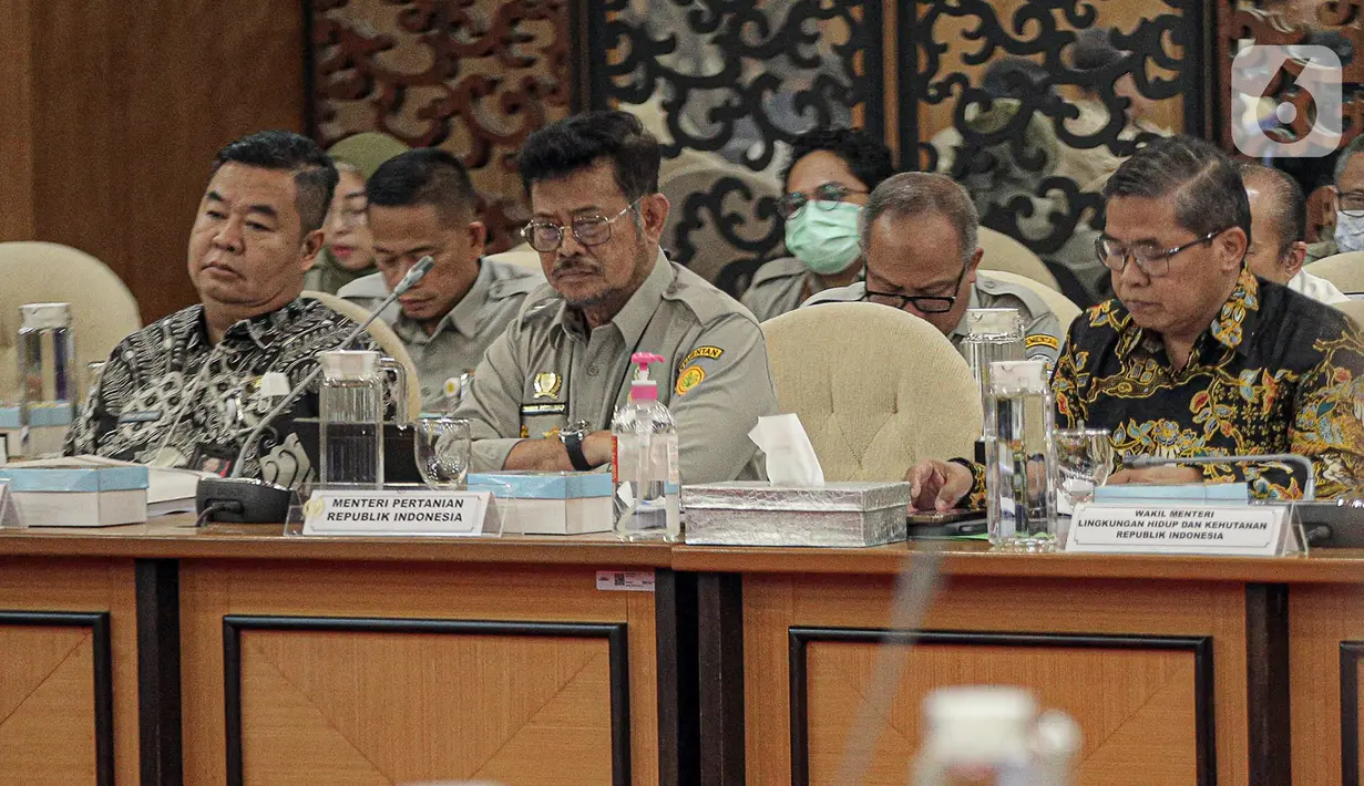 Menteri Pertanian Syahrul Yasin Limpo (tengah) saat rapat kerja dengan Komisi IV DPR RI di Gedung Parlemen, Jakarta, Kamis (19/1/2023). Rapat kerja membahas Daftar Inventarisasi Masalah (DIM) dan pembentukan panitia kerja Rancangan Undang-Undang (RUU) tentang Konservasi Sumber Daya Alam Hayati dan Ekosistem (KSDAHE). (Liputan6.com/Faizal Fanani)