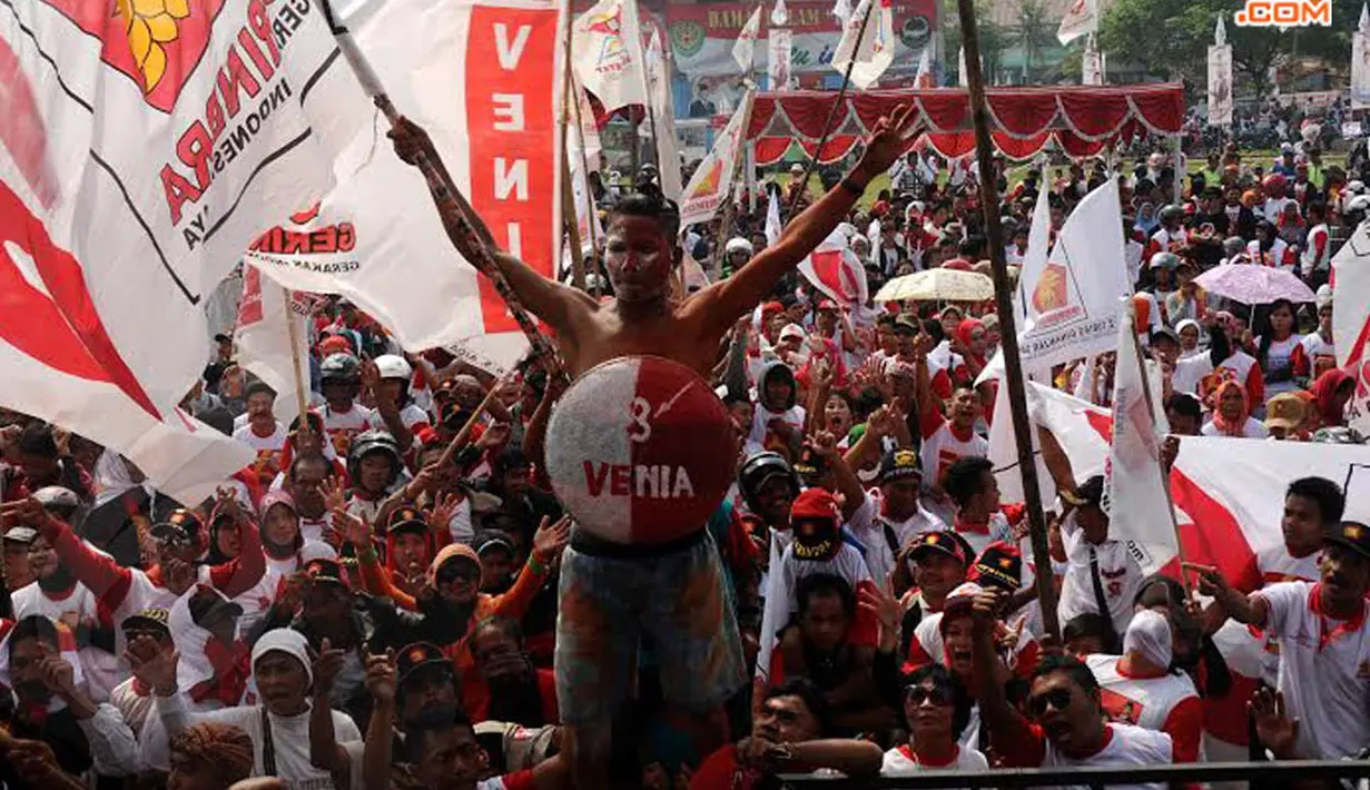 Kampanye Partai Gerindra di lapangan Bojongloa Bandung juga diwarnai dengan aksi salah satu simpatisan yang mengecat tubuhnya dengan warna merah (Liputan6.com/Helmi Fithriansyah)
