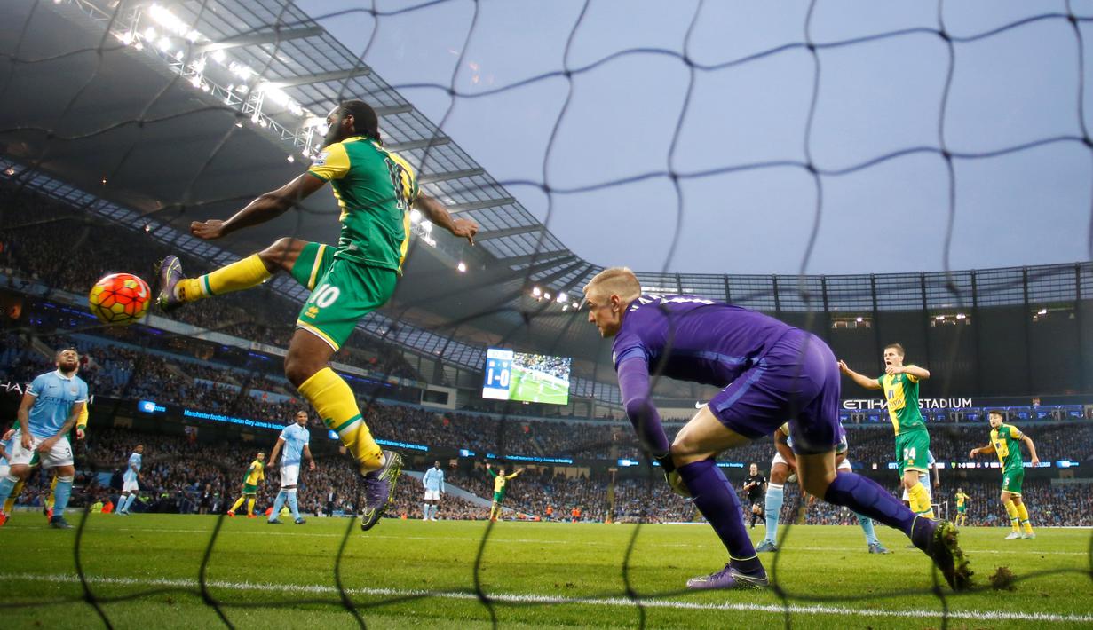 Striker  Norwich City, Cameron Jerome  menaklukkan kiper Norwich City, Joe Hart, untuk mencetak gol dalam laga Liga Premier Inggris di Stadion Etihad, Manchester, Sabtu (31/10/2015) malam WIB. (Reuters/Phil Noble)
