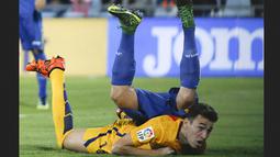 Pemain Barcelona Munir El Haddadi terjatuh bersama pemain Getafe dalam lanjutan La Liga Spanyol di Stadion Coliseum Alfonso Perez,  Getafe, Madrid, Sabtu (31/10/2015) Barcelona menang 2-0.  (REUTERS/Andrea Comas)