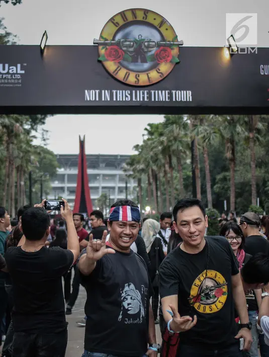 Penonton memadati Konser Guns N’ Roses di Stadion Gelora Bung Karno, Jakarta, Kamis (8/11). Diperkirakan, 50 ribu orang akan menikmati konser Guns N' Roses di Jakarta. (Liputan6.com/Faizal Fanani)