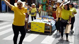 Warga Kolombia di kota Itagui mengangkat kasur dan tempat tidur gantung ke jalanan untuk memperingati Hari Kemalasan Sedunia. (Fredy BUILES / AFP)