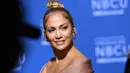 Penyanyi Jennifer Lopez menghadiri acara NBCUniversal 2017 Upfront di New York City (15/5). Mengenakan gaun senada dengan warna kulit Jennifer Lopez tampil cantik dan seksi saat menghadiri acara tersebut. (AFP Photo/Angela Weiss)
