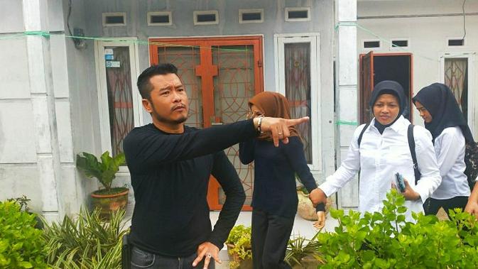Perempuan viral (kaos hitam) karena vidoenya geleng-geleng di pinggir jalan dijemput anggota Polresta Pekanbaru. (Liputan6.com/M Syukur)