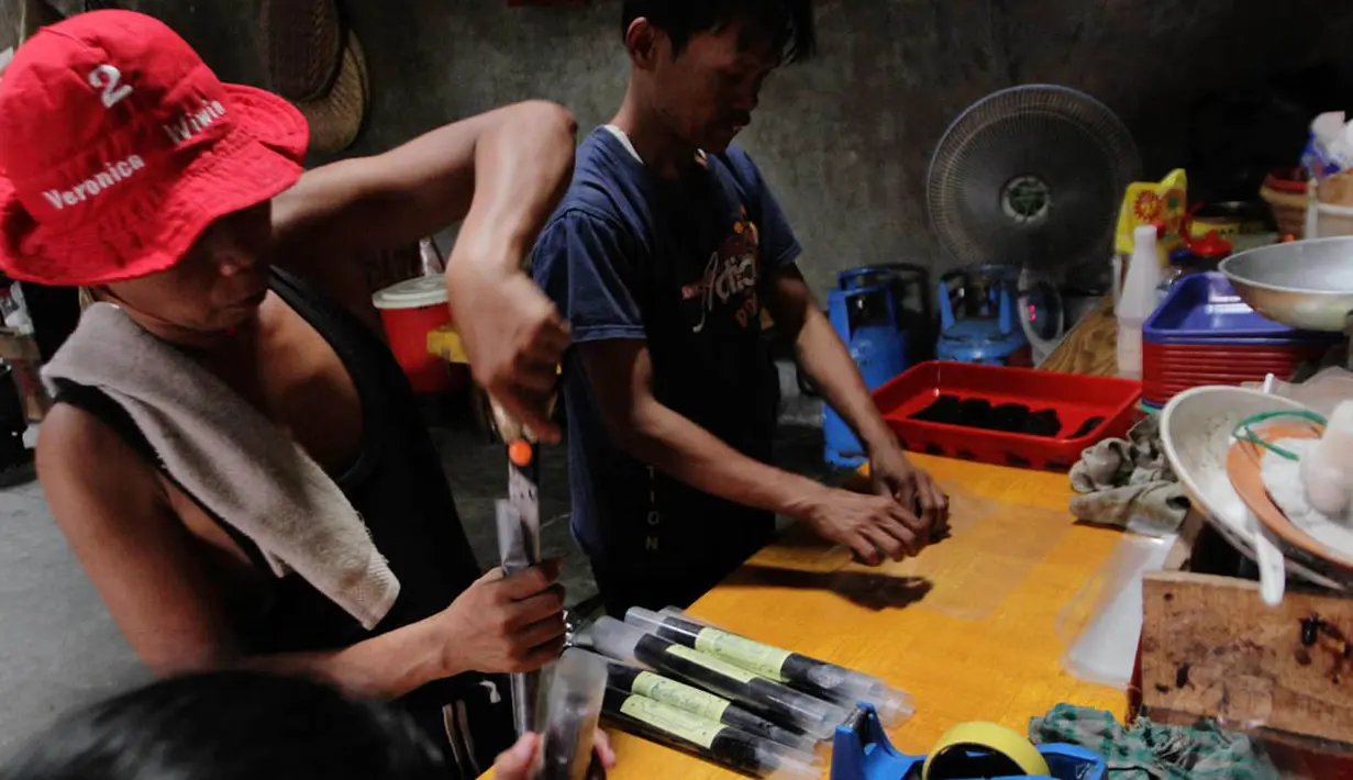 Dodol yang sudah jadi, segera dimasukkan kedalam kemasan kecil dan siap untuk dijual, Jakarta, (16/7/14) (Liputan6.com/ Faizal Fanani)