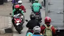 Sejumlah pengendara motor melawan arah saat terjadi kemacetan di Jalan Daan Mogot, Jakarta, Jumat (23/3). Tindakan tersebut dapat membahayakan diri sendiri dan pengendara yang lain. Selain itu juga menambah kemacetan. (Liputan6.com/Arya Manggala)