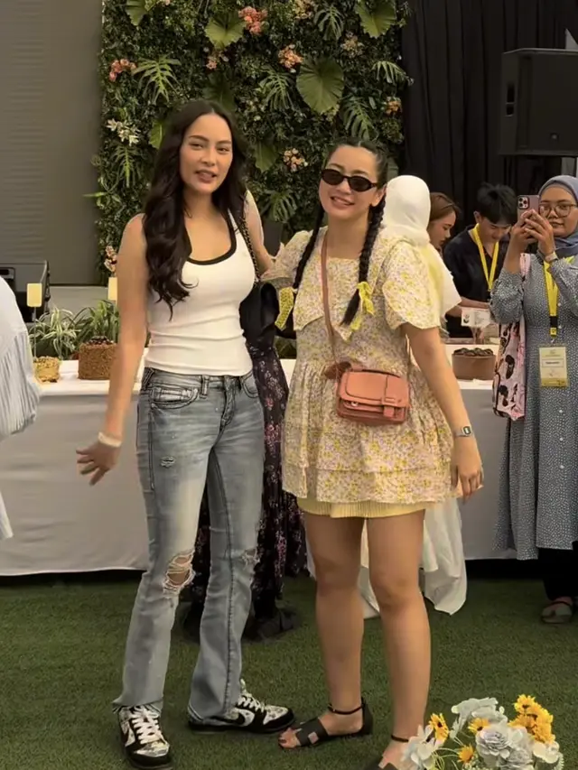 Tampilan outfit piknik ala Erika Carlina. [@eri.carl]