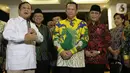 Ketua Umum Partai Gerindra, Prabowo Subianto (kiri) bersama Ketua MPR RI, Bambang Soesatyo serta pimpinan MPR RI memberi keterangan usai melakukan pertemuan di Jakarta, Jumat (11/10/2019). Pertemuan membahas dinamika perpolitikan di tanah air. (Liputan6.com/Helmi Fithriansyah)