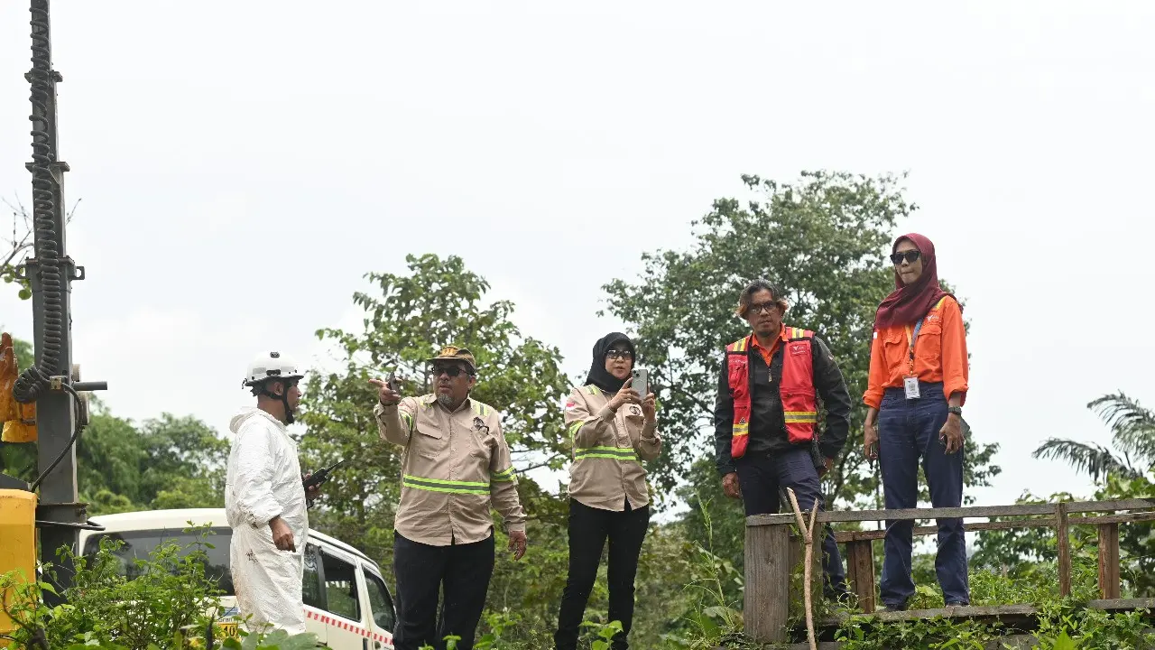 Pusat Pengurangan Risiko Bencana (PRRB) Universitas Indonesia (UI) terjun ke lapangan untuk memeriksa kondisi tumpahan minyak dari pipa milik PT Vale Indonesia Tbk (INCO). (Foto: istimewa)