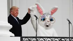 Ekspresi Presiden AS Donald Trump dan badut Kelinci Paskah usai memberikan pidato dalam perayaan Easter Egg Roll di Gedung Putih, Washington (4/2). Perayaan di Gedung Putih tersebut digelar setiap tahunnya. (AP Photo / Pablo Martinez Monsivais)