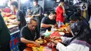 Untuk harga perporsinya sangat bervariasi, mulai dari Rp 20 ribu hingga Rp 50 ribu, tergantung lauk yang dipilih oleh pembeli. (Liputan6.com/Herman Zakharia)