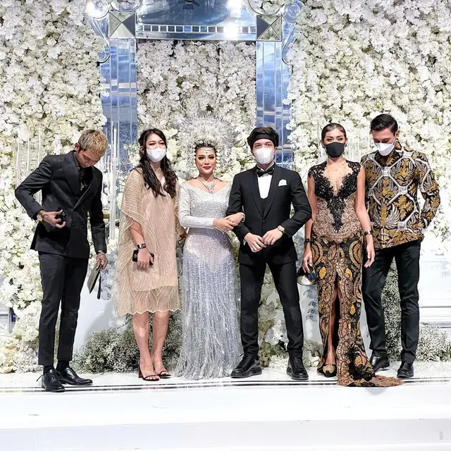 6 Potret Kebersamaan Jessica Iskandar dan Vincent Verhaag, Datang ke Nikahan Atta-Aurel