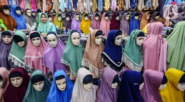 Ragam busana muslim dipajang di salah satu toko pakaian wanita di Pasar Cipulir, Jakarta Selatan, Rabu (6/3/2024). (Liputan6.com/Angga Yuniar)