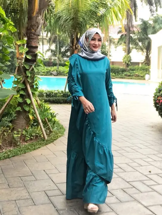 Penampilan Natalie Sarah yang berhijab memang berbanding terbalik dengan penampilannya yang terdahulu. (Foto: instagram.com/natalie_sarahs)