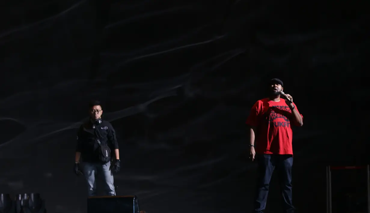 All 4 One berjanji memberikan penampilan spesial pada HUT Indosiar. Para pemirsa diajak untuk bernostalgia, mengenang masa kejayaannya tahun 90-an silam. "Kami berjanji akan memberikan penampilan yang terbaik," tutur Jamie. (Nurwahyunan/Bintang.com)