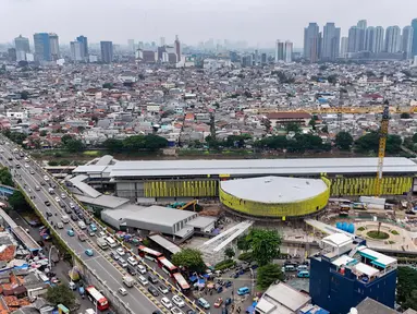 Foto dari udara memperlihatkan suasana pembangunan pengembangan Stasiun Tanah Abang di Jakarta, Selasa (4/2/2025). (merdeka.com/Arie Basuki)