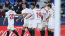 <p>Pemain Sevilla Jules Kounde (ketiga kiri) melakukan selebrasi usai mencetak gol ke gawang Levante pada pertandingan Liga Spanyol di Stadion Ciutat de Valencia, Valencia, Spanyol, 21 April 2022. Sevilla menang 3-2. (Jose Jordan/AFP)</p>