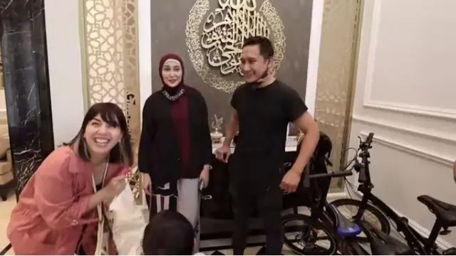 7 Potret Rumah Mewah Arie Untung dan Fenita Arie, Ada Kedai Kopinya