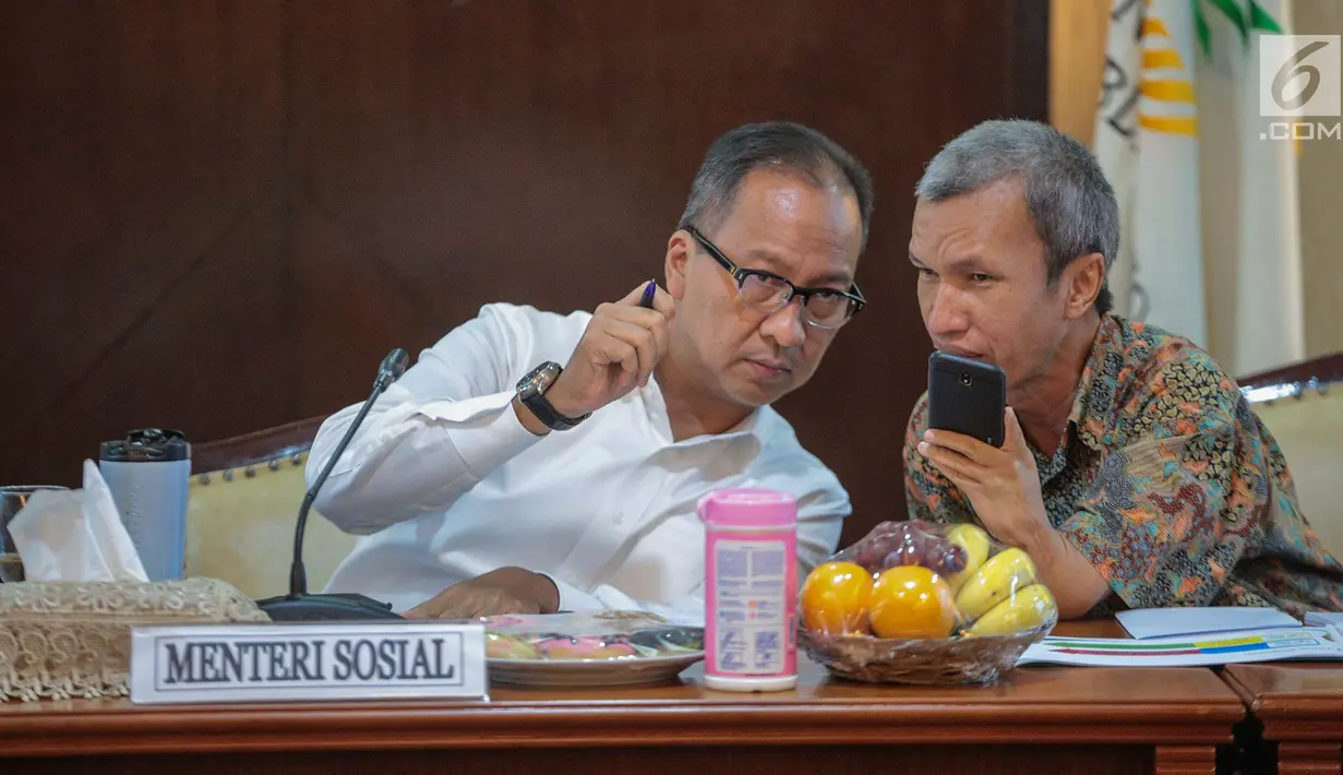 Menteri Sosial Agus Gumiwang Kartasasmita berbincang saat menghadiri acara persiapan acara puncak peringatan Hari Penyandang Disabilitas Internasional (HDI) 2018 di Gedung Kementerian Sosial, Jakarta, Jumat (30/11). (Liputan6.com/Faizal Fanani)